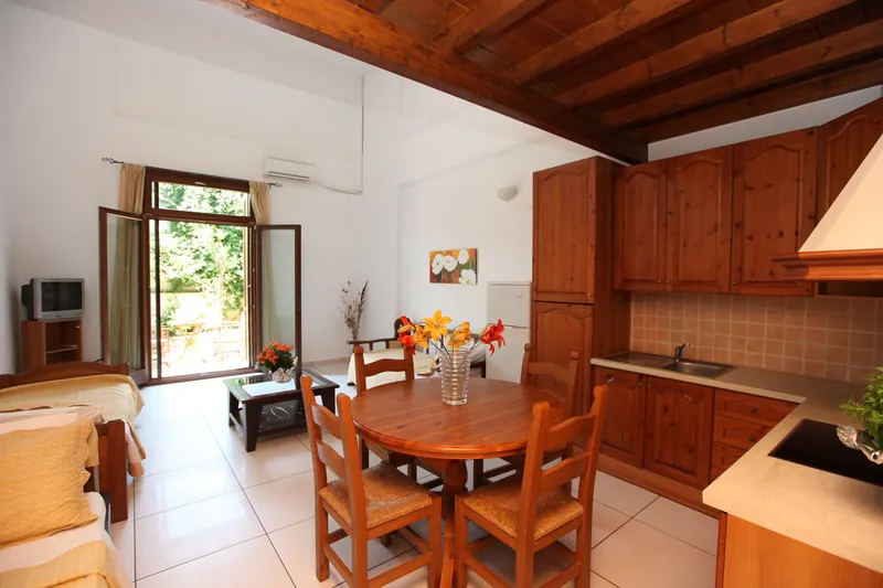Un tavolo sotto un soffitto in legno