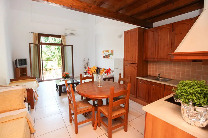 Cucina e tavolo uno accanto all'altro