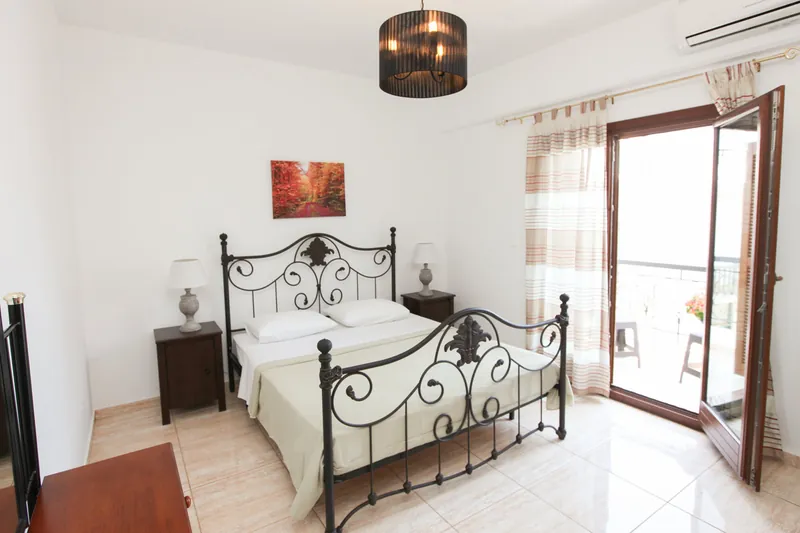 Una cucina con rivestimento in piastrelle