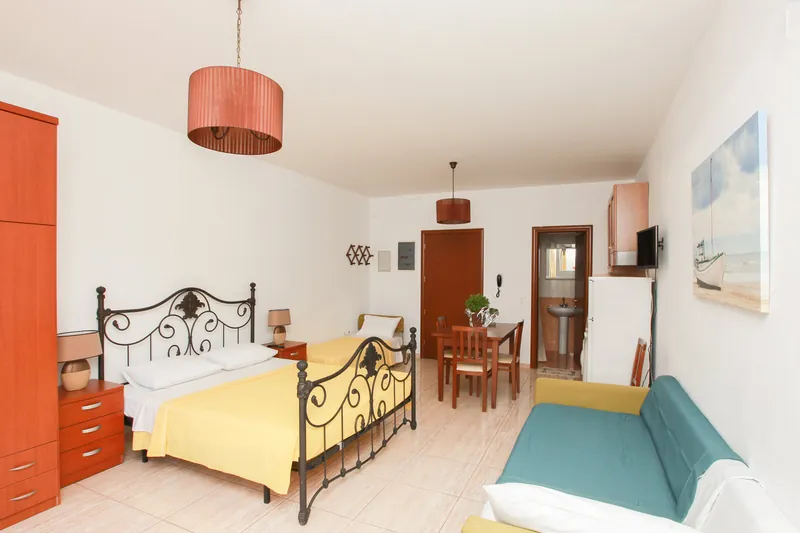 Un'area salotto con divano e tavolo