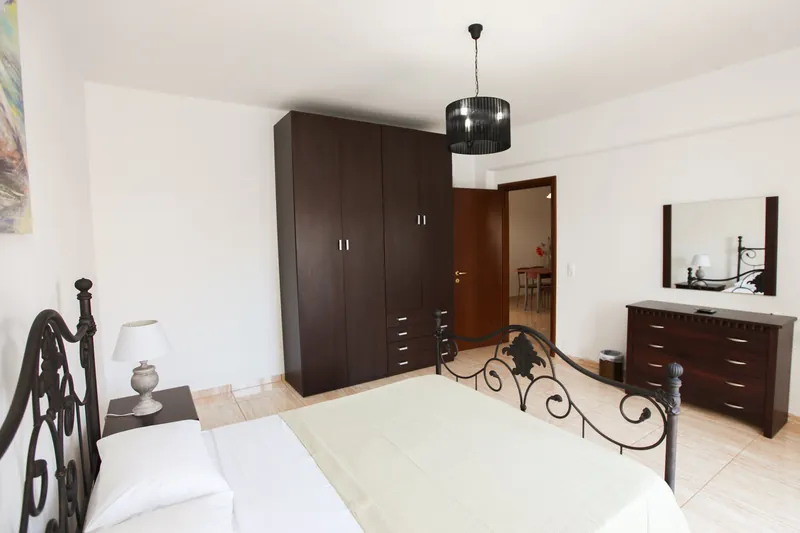 Un letto sotto il tetto spiovente