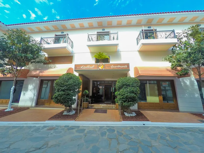 I balconi di Kallisti Apartments visti dal cortile