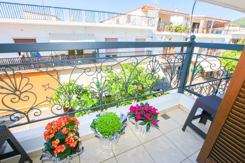 I tetti di Skiathos da un balcone