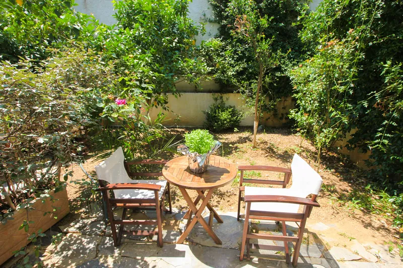 Un angolo ombreggiato del cortile