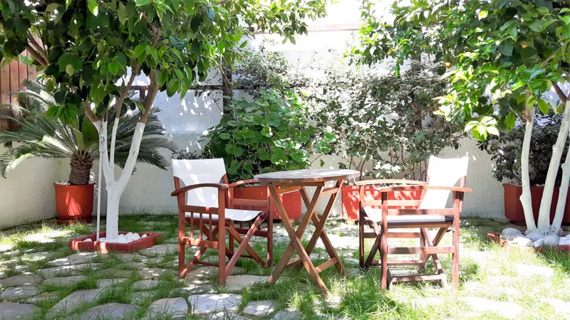 Un tavolo da giardino all'ombra