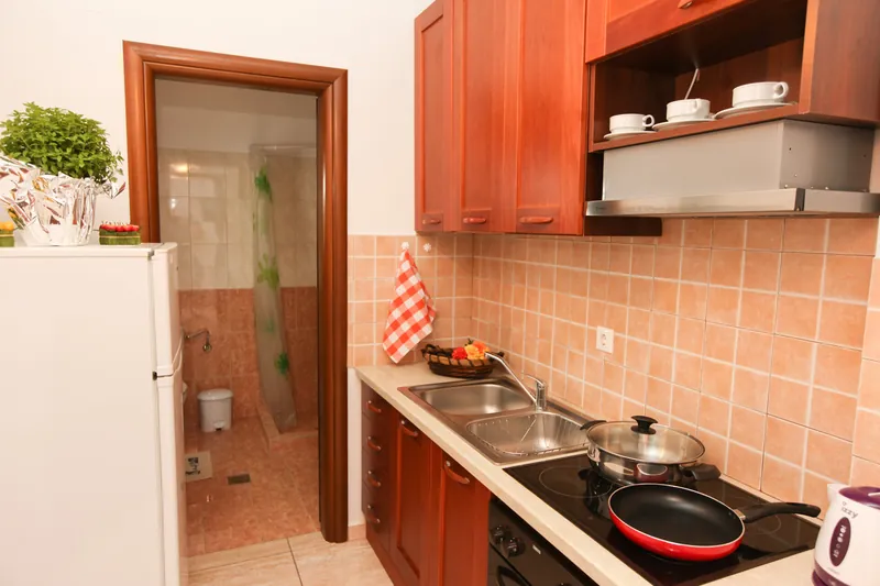 Un pianerottolo con le porte degli appartamenti
