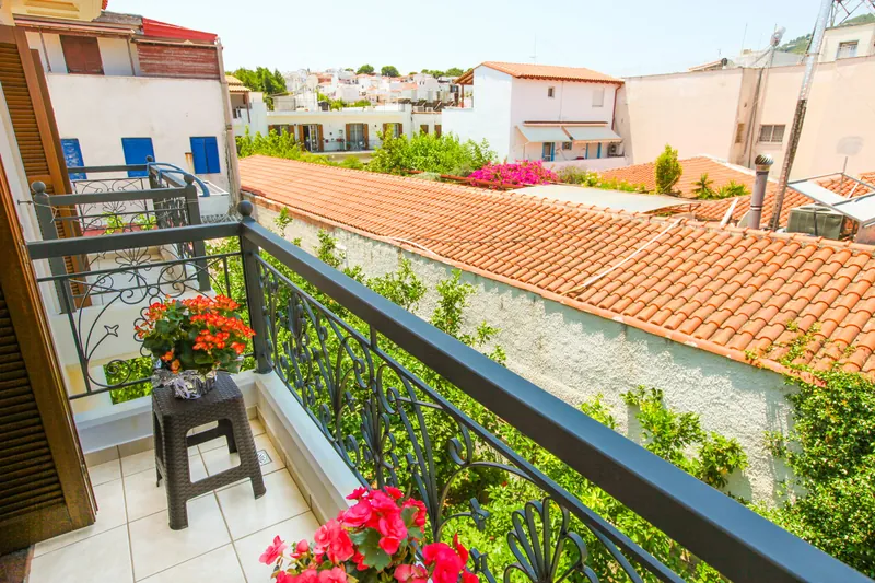 Il balcone dell'appartamento con una camera