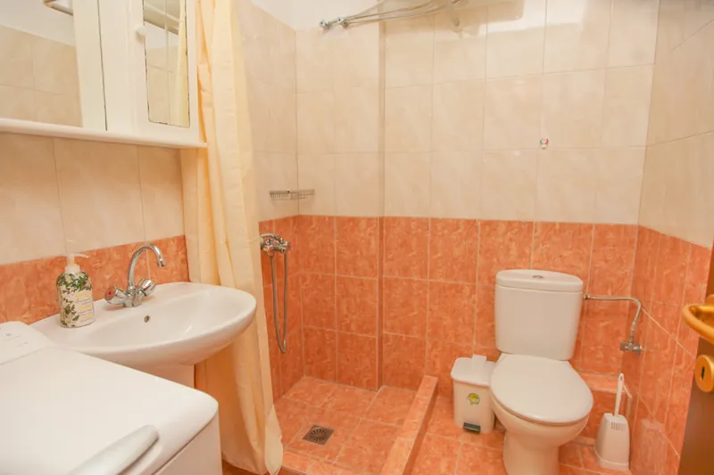Il bagno dell'appartamento con una camera