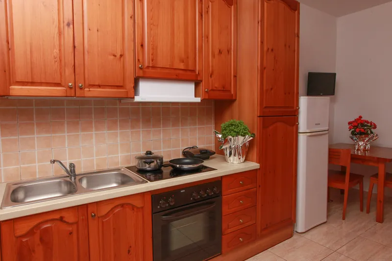 La cucina dell'appartamento con una camera
