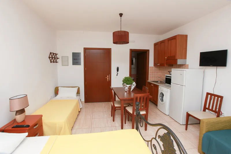 The kitchen corner with its washing machine