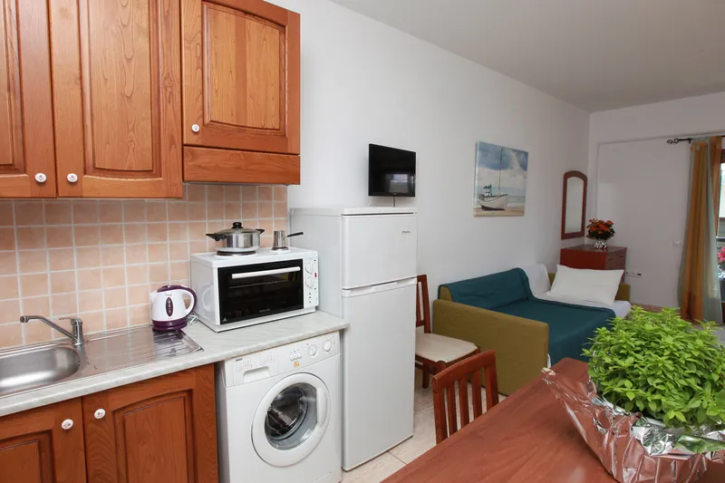 The kitchenette, with kettle and hob
