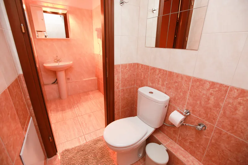 Il bagno dell'appartamento con due camere