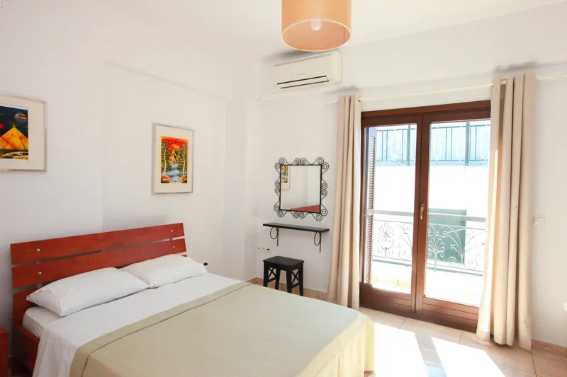 Un letto rifatto nell'appartamento con due camere