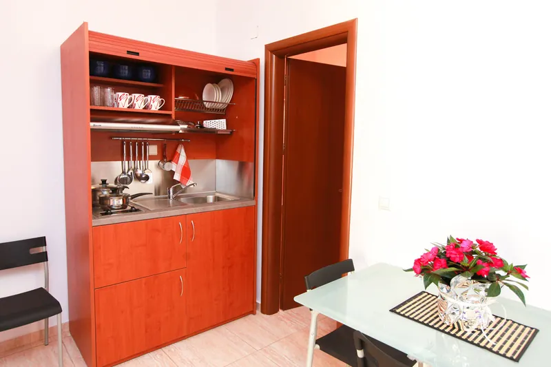 La cucina dell'appartamento con due camere