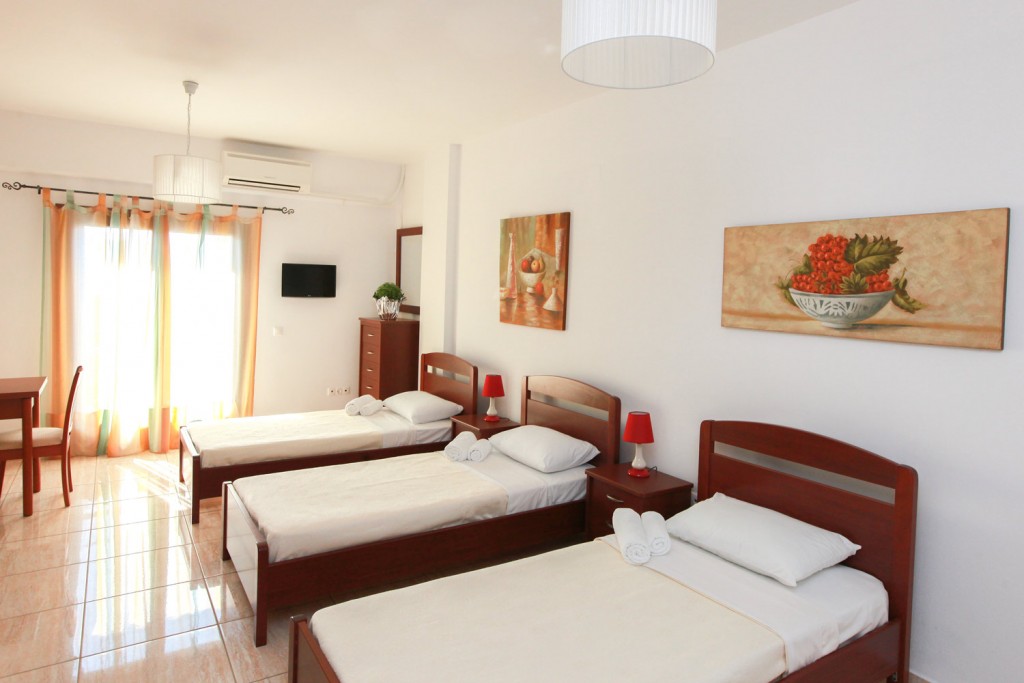 Room size: 37 m², Sleeps up to 3 people
Bed sizes: 1 double bed, 2 single beds