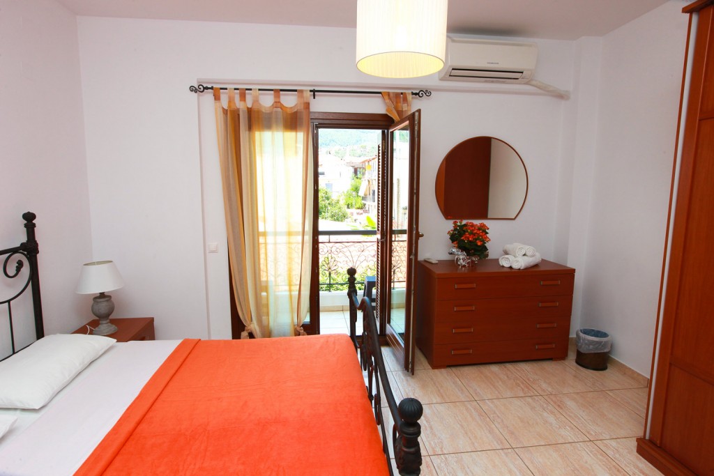 Apartment size: 40 m², Sleeps up to 4 people

Bedroom 1: 1 large double bed
Living room: 2 sofa beds